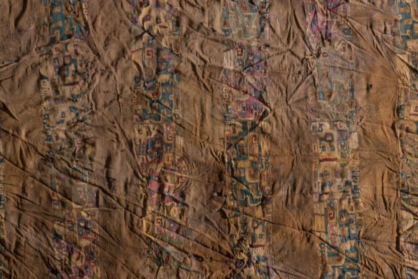 Detail of Pre-Columbian textile “Túnica Tiwanaku”.