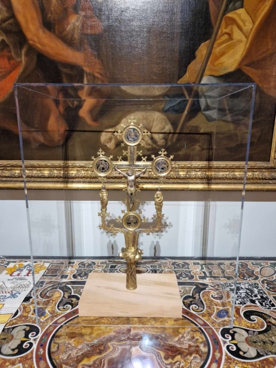 Pre-Reformation crucifix in Optium Museum Acrylic Case on Display at Lamport Castle © Lamport Hall Preservation Trust