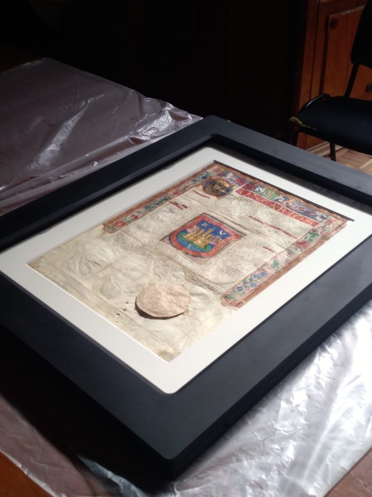 tarebox® microclimate frame with the 1538 Royal Provision containing Puebla's coat of arms during installation. Archivo General Municipal de Puebla,
Ayuntamiento de Puebla© 2018.