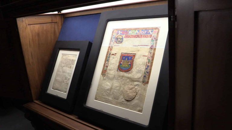The newly mounted microclimate frames placed in the EX-LIBRIS® exhibit cases. Archivo General Municipal de Puebla, Ayuntamiento de Puebla© 2018.