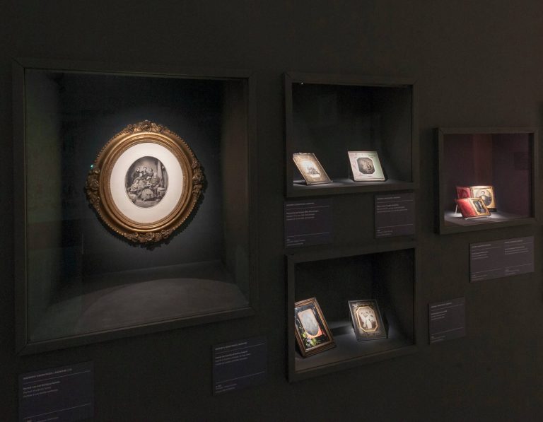 Framed ambrotype of a Berlin family (c. 1860) and some tintypes / copyright FOMU, Guy Voet